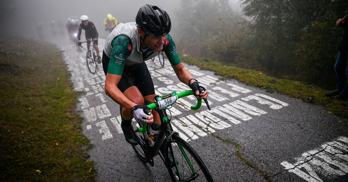 The spectacle of the 1700 amateurs cyclists at the Gran Fondo Il Lombardia